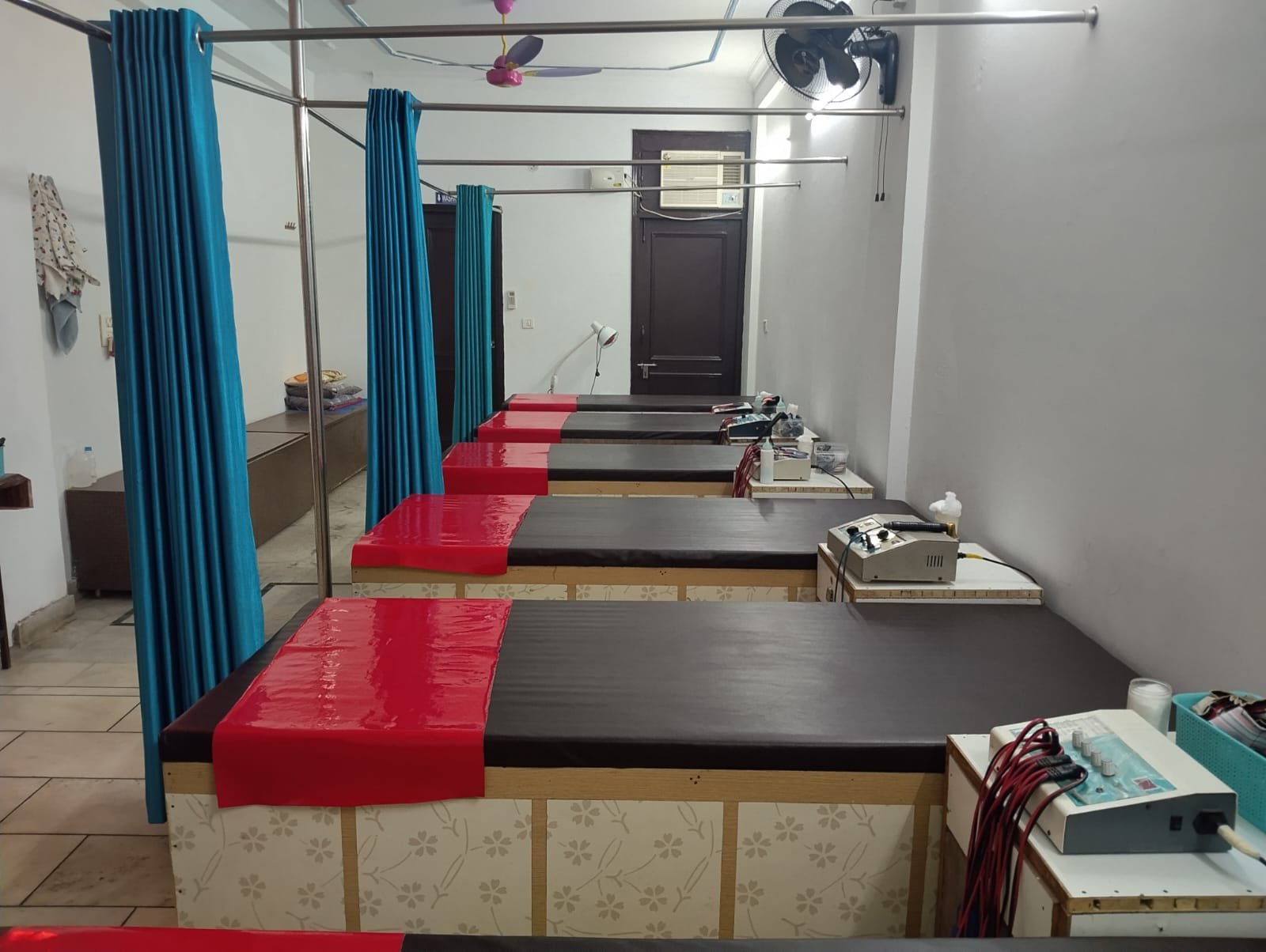 Long treatment area with beds and therapy equipment